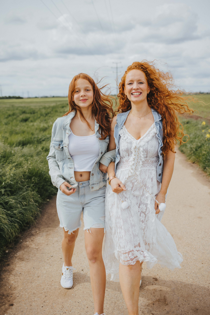 Dreamteam Mama und Tochter. Rote Haare und Sommersprossen. Ladenburg Fotoshootings authentische Bilder