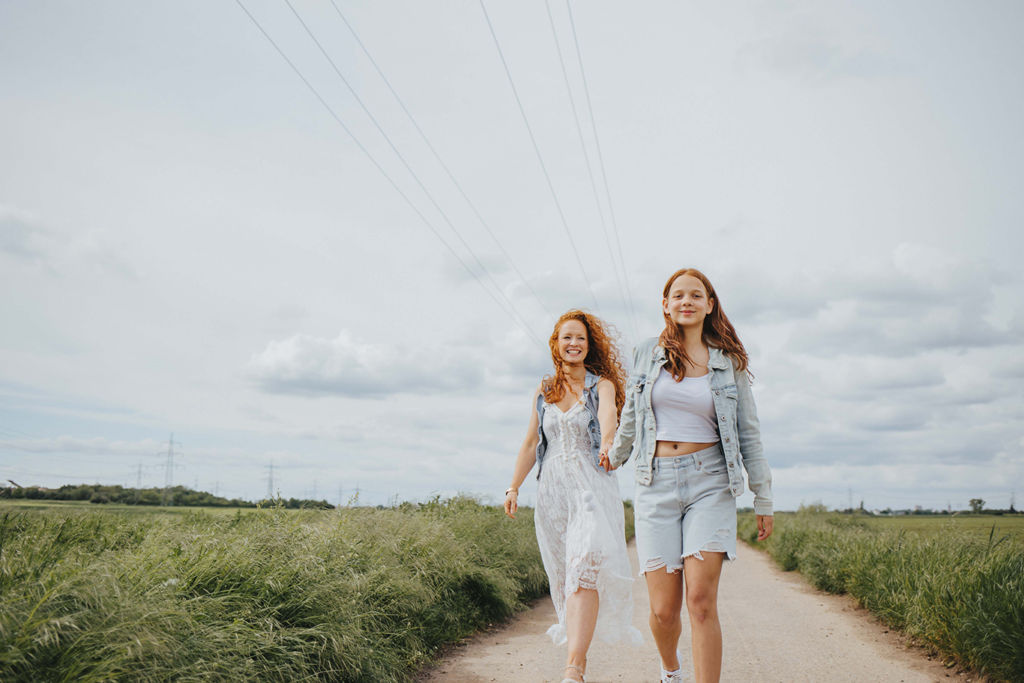 Spaziergang Ladenburg Fotoshootings mit Mama. Rote Haare und Sommersprossen Bilder für die Ewigkeit. Hand in Hand bewegte Bilder