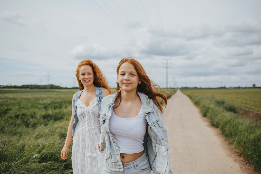 Mama und ich. Ladenburg Portraitshooting. Zwei Generationen rote Haare und Sommersprossen. Sommerbilder echte Emotionen