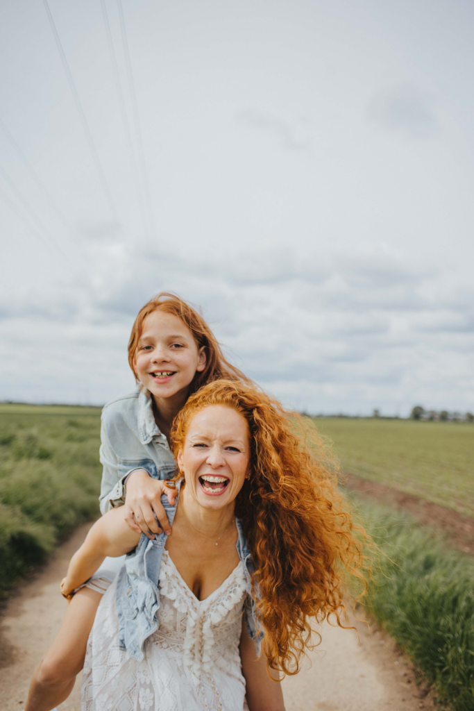 Ruckepack Bilder Posing echte authentische Bilder Portraitshooting Mama Tochter Ladenburg rote Haare und Sommersprossen. Spaß und Freude beim Fotoshootings
