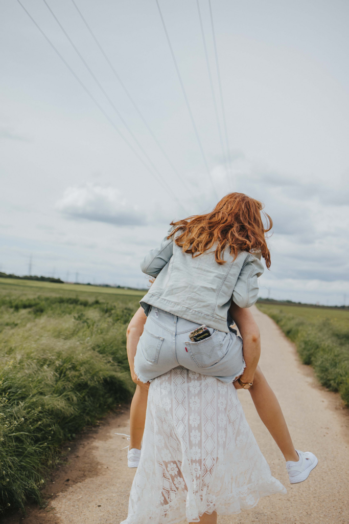 Echte ungestellte Bilder. Portraitshooting Ladenburg. Ruckepack. Hauruck. Mama Tochter mit roten Haaren