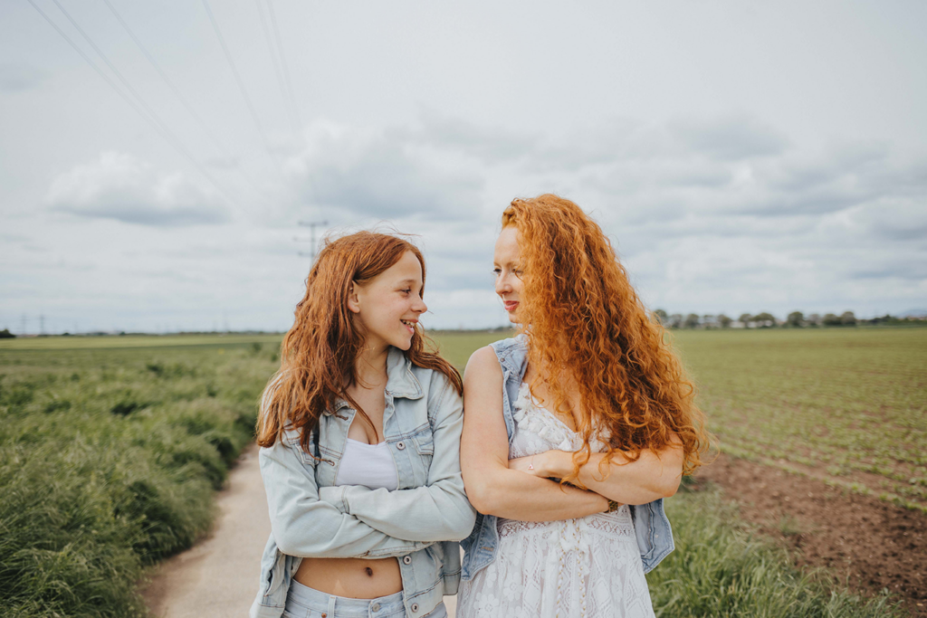 Portraitshooting mit Mutter und Tochter. Ladenburg Spaziergang. Spaß Posing. Authentische Bilder. Rote Haare und Sommersprossen