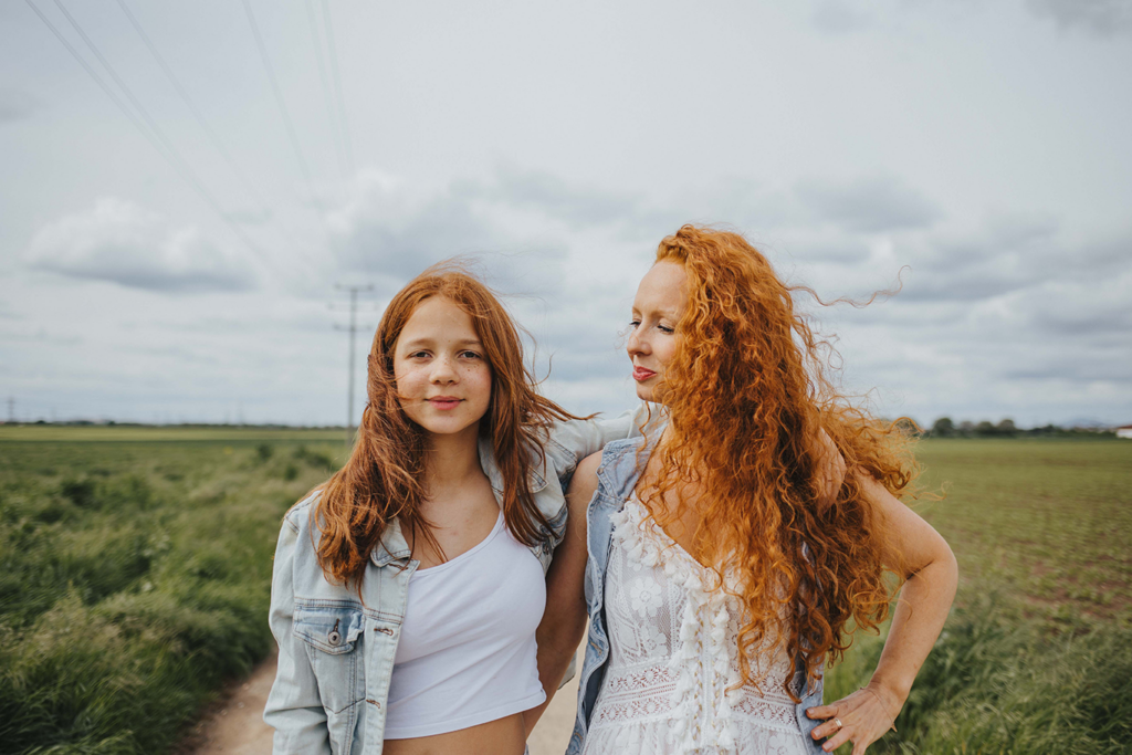 Sommershooting mit Mama und Tochter. Rote Haare und Sommersprossen. Arm in Arm Potraitshooting Ladenburg