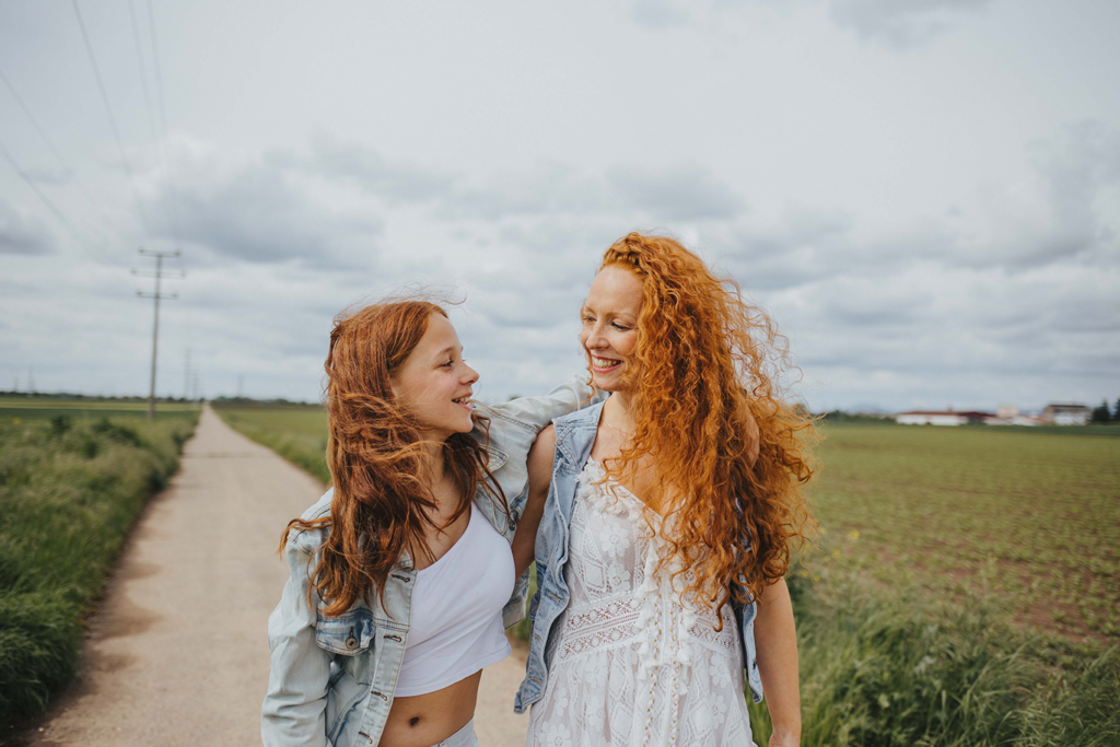Mama und Tochter arm in arm. Shooting Ladenburg. Rote Haare und Sommersprossen. Wind in den Haaren