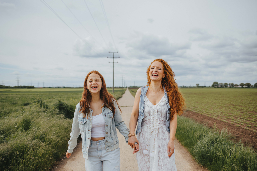 Ladenburg Mama Tochter Shooting. Rote Haare und Sommersprossen. Spaß und Lachen beim Spaziergang. Hand in Hand