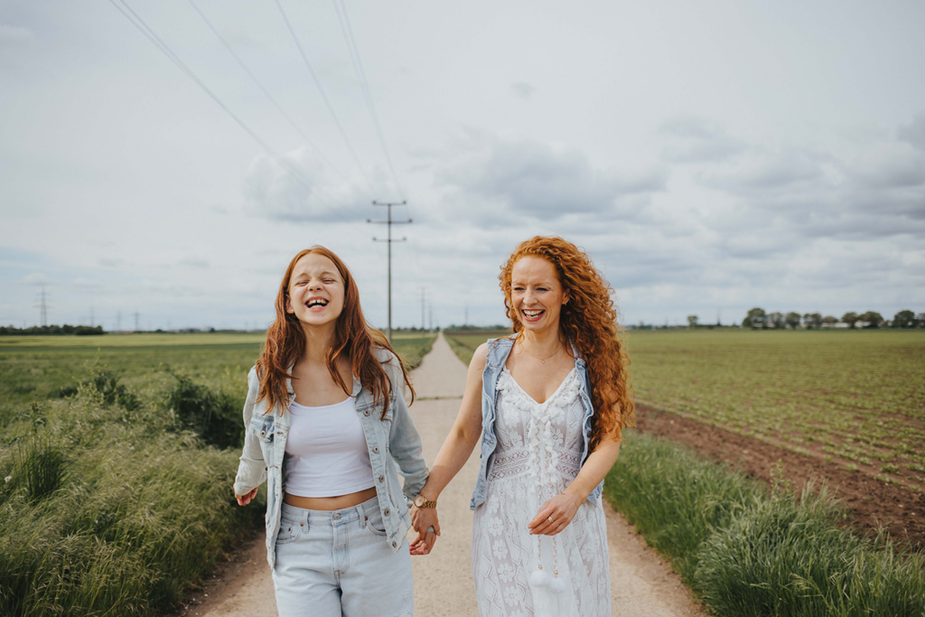 Mama Tochter Spaziergang Portrait Ladenburg lachen. Rote Haare. Ausstrahlung und echtes Lachen