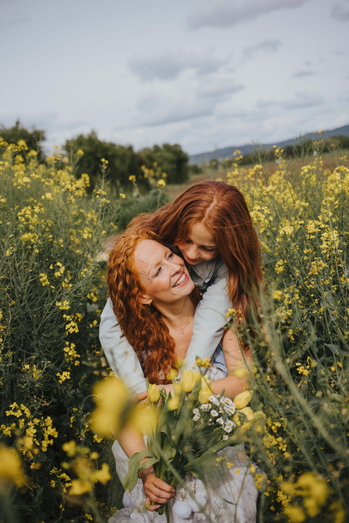 Mutter Tochter Liebe im Rapsfeld. Rote Haare und Sommersprossen. Sommerliches Fotoshooting Ladenburg