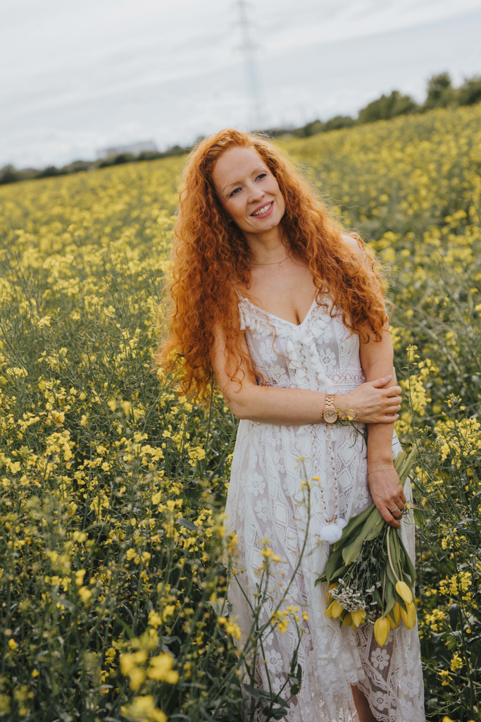 Rapsfeld Ladenburg. Wunderschöne Frau mit roten Haaren. Portrait mit gelben Tulpen. Sommerwiese