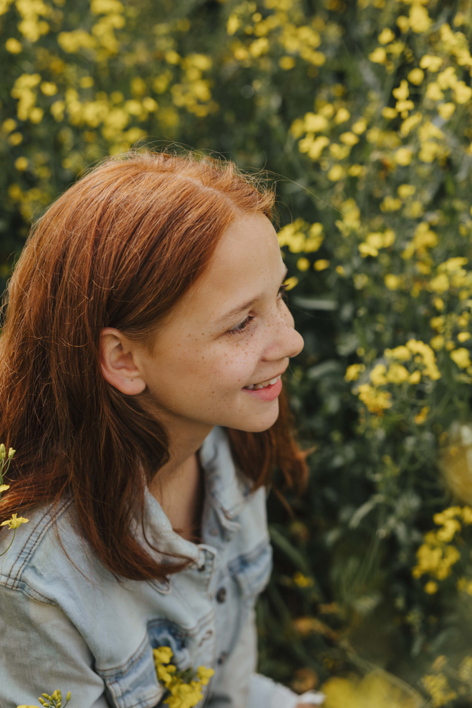 Rapsfeld Portrait. Teenager mit roten Haaren und Sommersprossen. Heidelberg Portraitfotografie