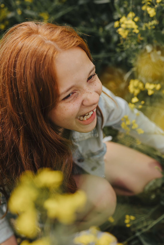 Herzliches Lachen. Kinder Fotoshootings Heidelberg. Rote Haare und Sommersprossen. im Rapsfeld