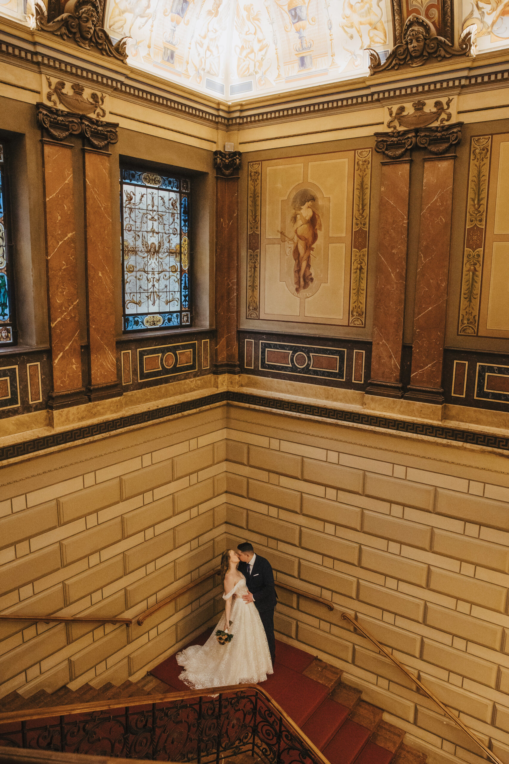 Brautpaar alleine im Kuppelsaal