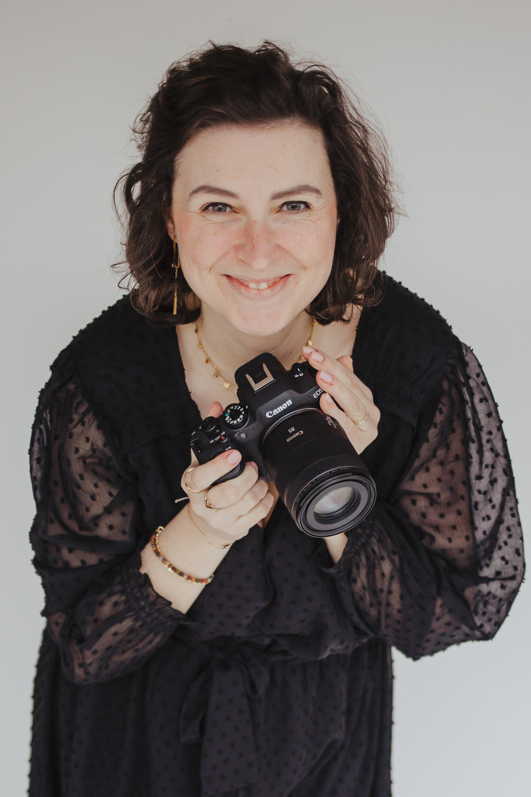 Portrait von Diana Bechtold mit Kamera