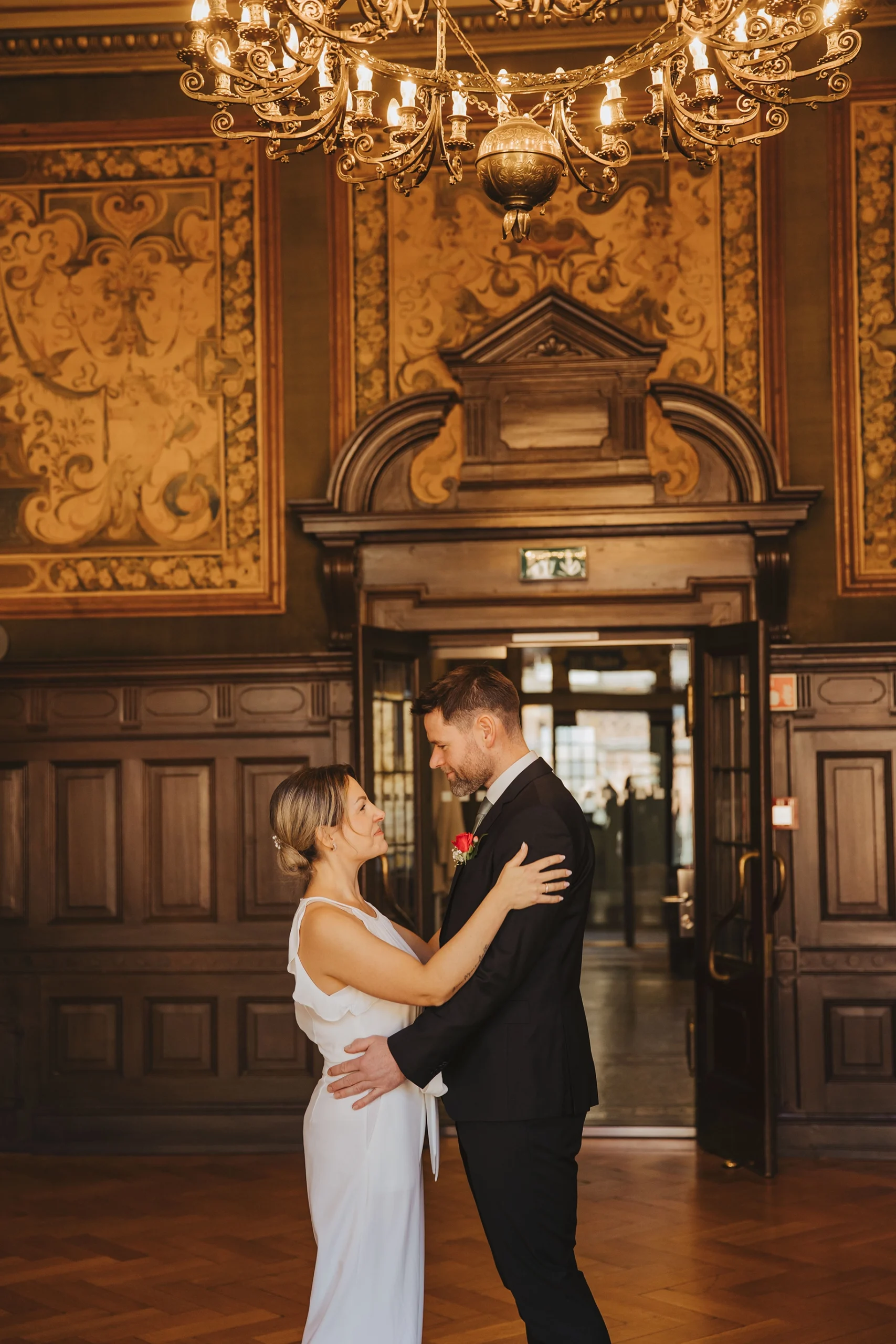 Brautpaar alleine im Kuppelsaal