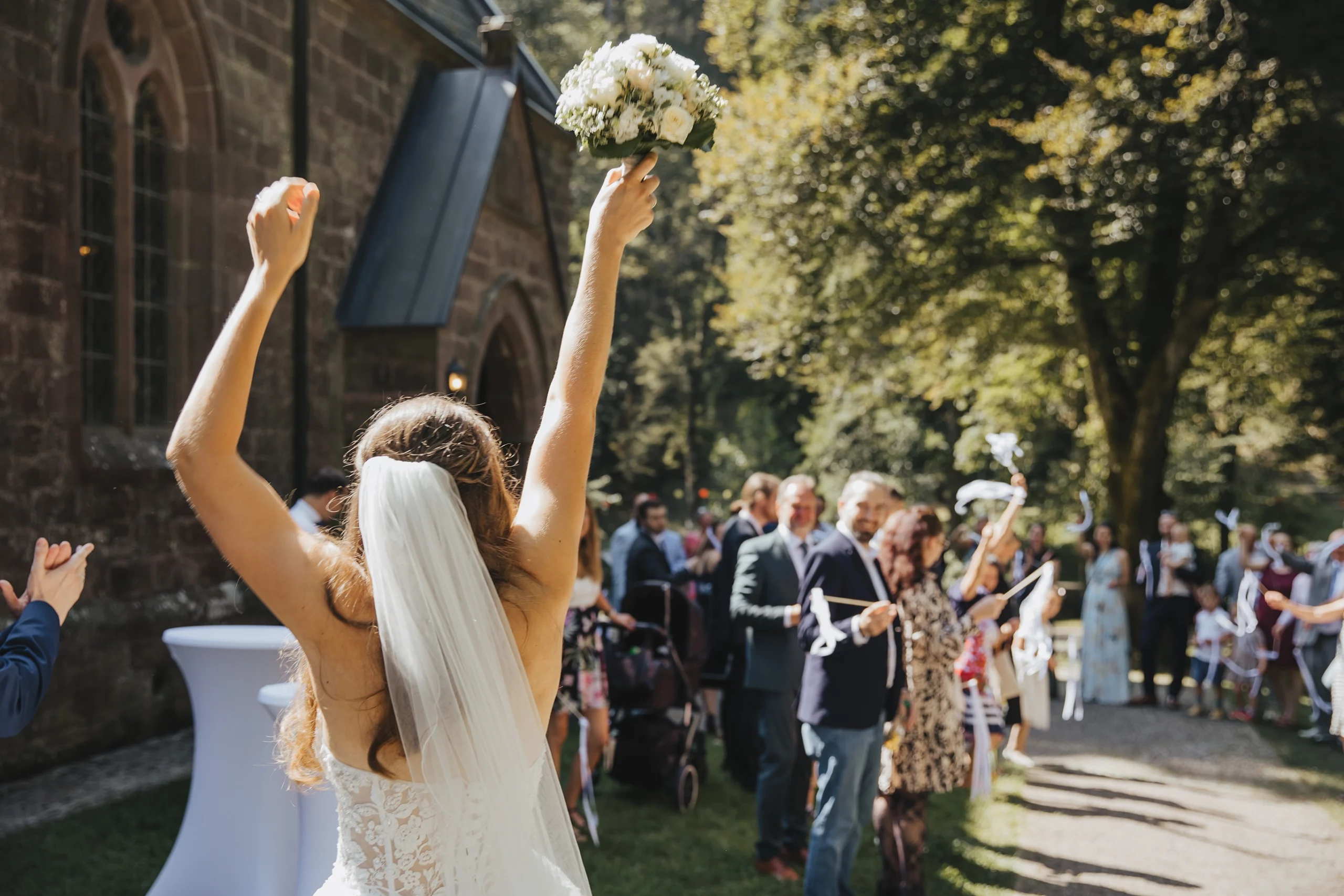 braut wirfst strauss in die höhe