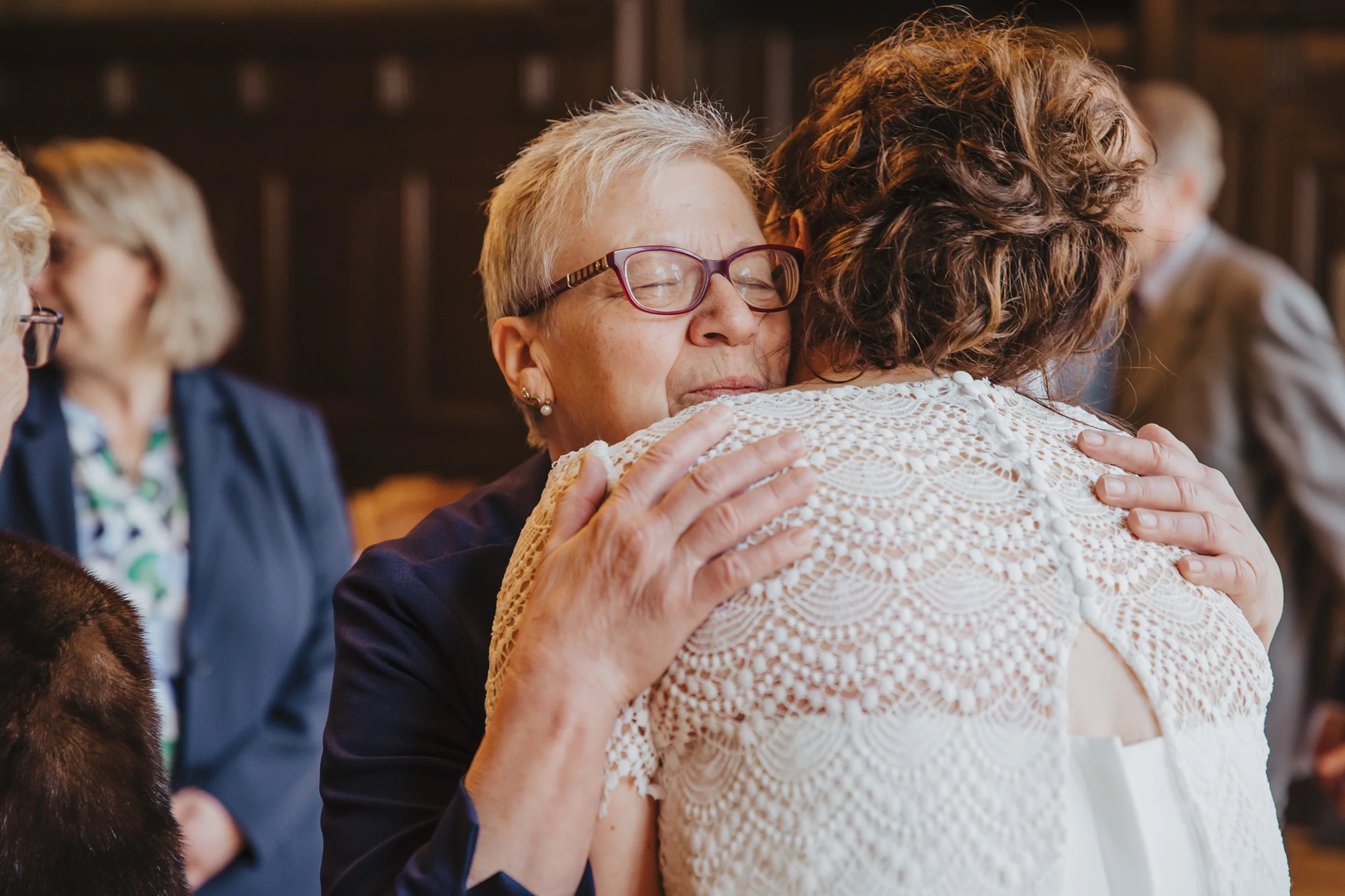 Frau gratuliert Braut