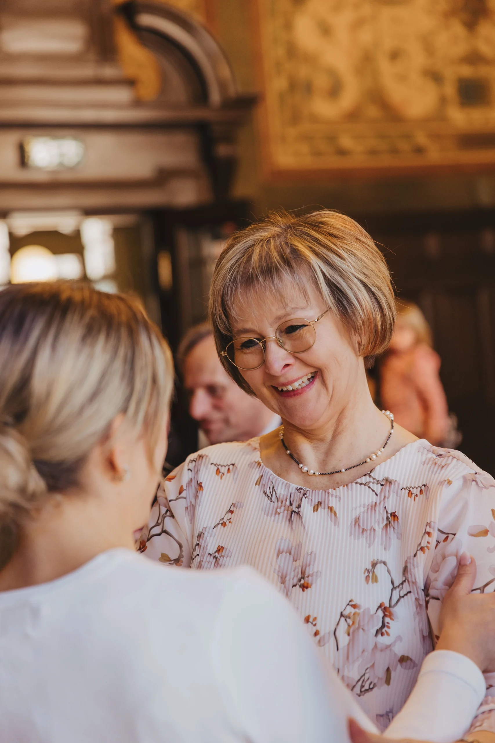 Mutter gratuliert Braut