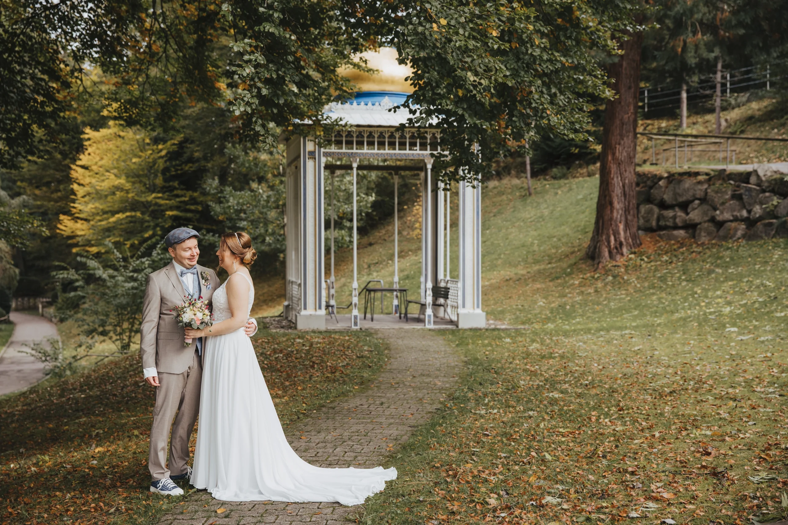 brautpaar steht vor dem maurischen pavillion