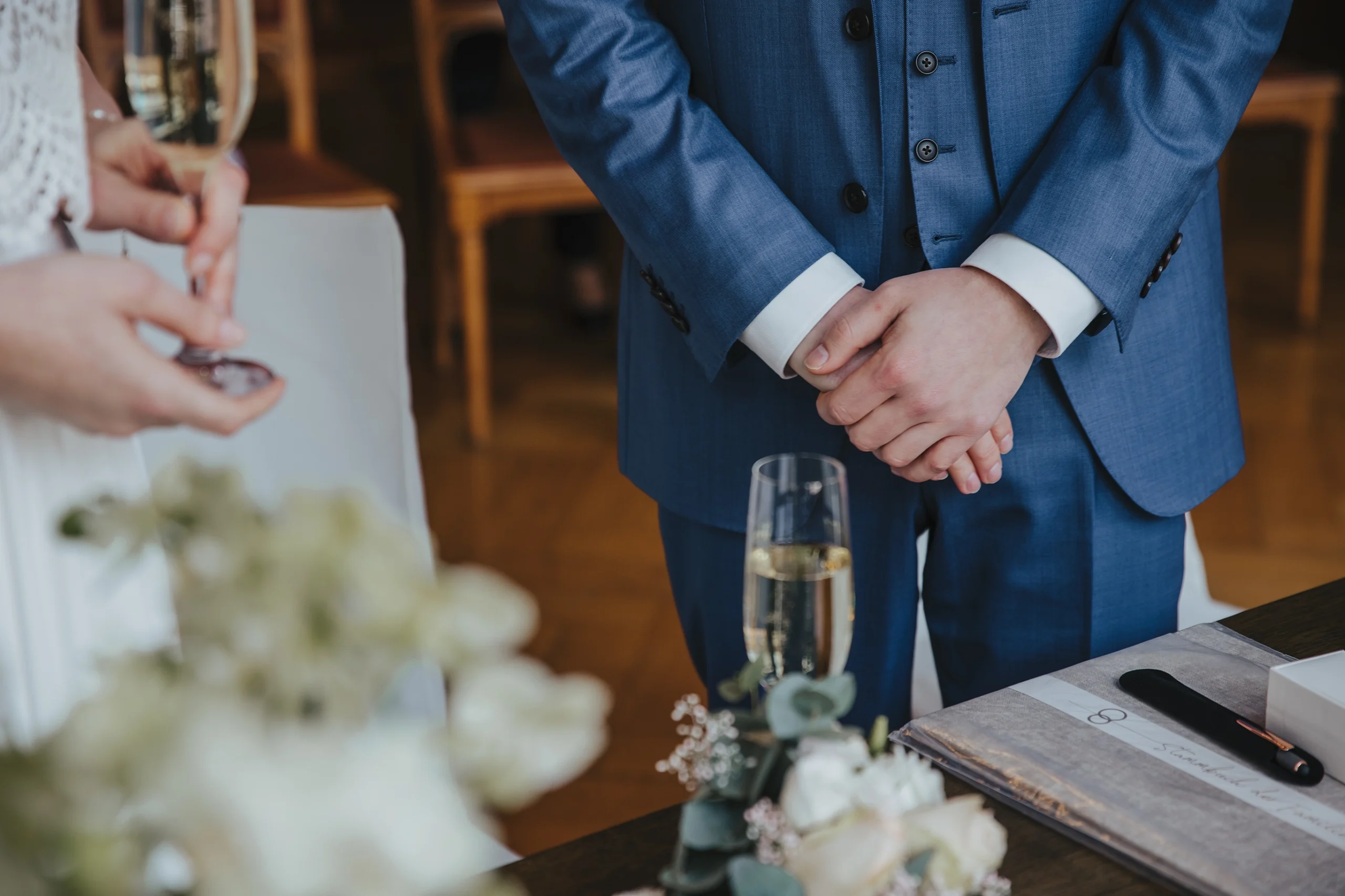 Detailbild beim Sektempfang von den Gläsern des Brautpaars