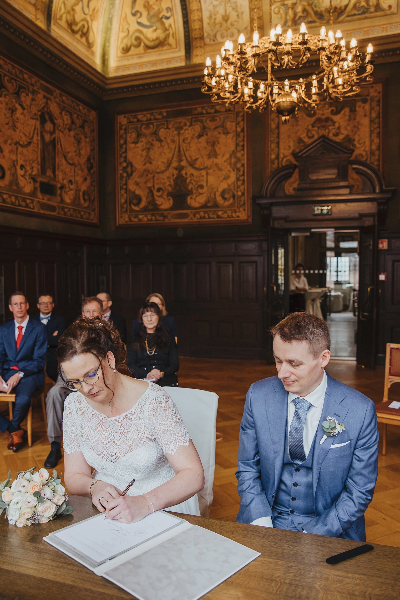 Standesamtliche Trauung bei der die Braut gerade unterschreibt